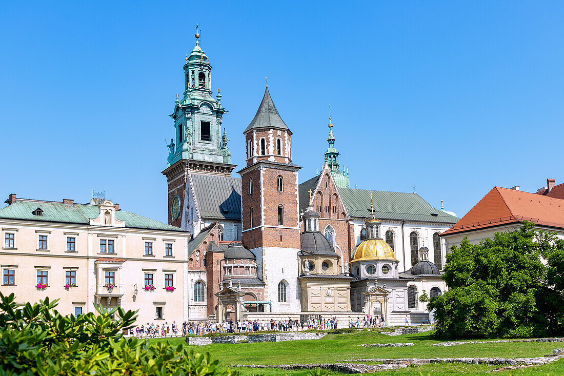 Wawel-Plateau (Wzgórze Wawelskie) mit Kathedrale und Sigismundskapelle (Kaplica Zygmuntowska) in der Altstadt von Kraków in Polen