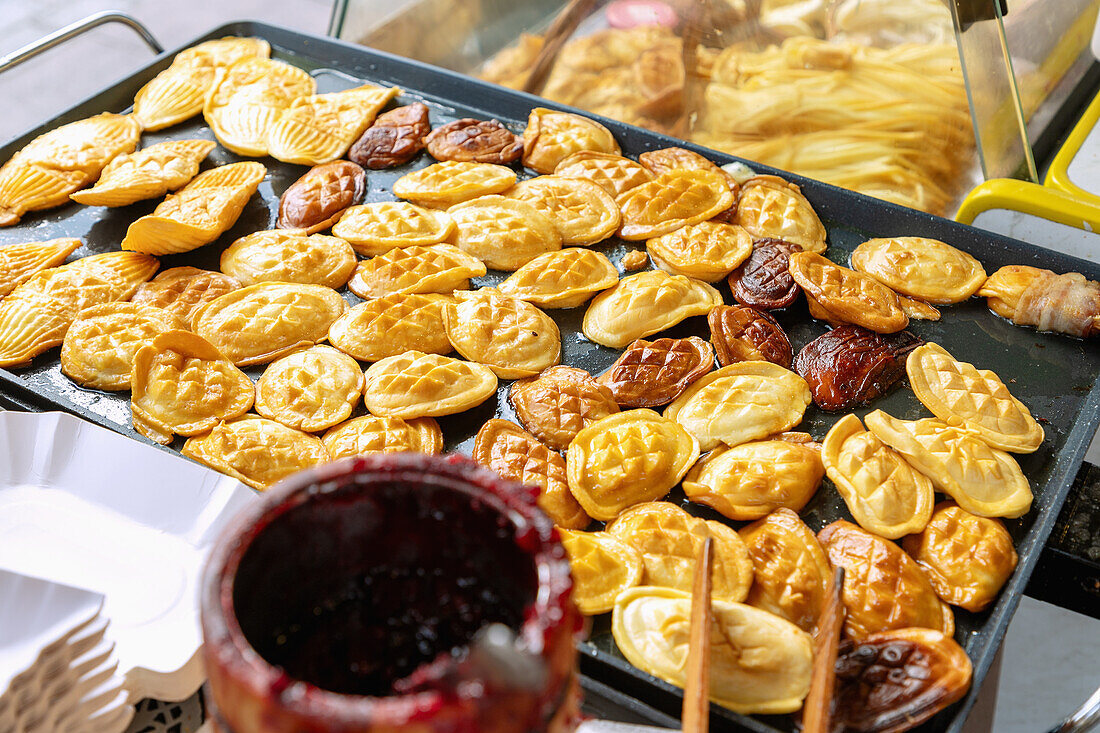 Oscypek, Grillkäse mit Preiselbeermarmelade, auf dem Markt in Kraków in Polen