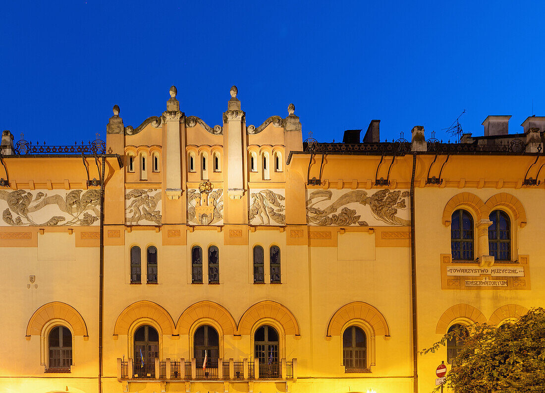 Art-Déco-Fassade des Alten Theaters (Stary Teatr) am Plac Szczepański im Abendlicht in der Altstadt von Kraków in Polen