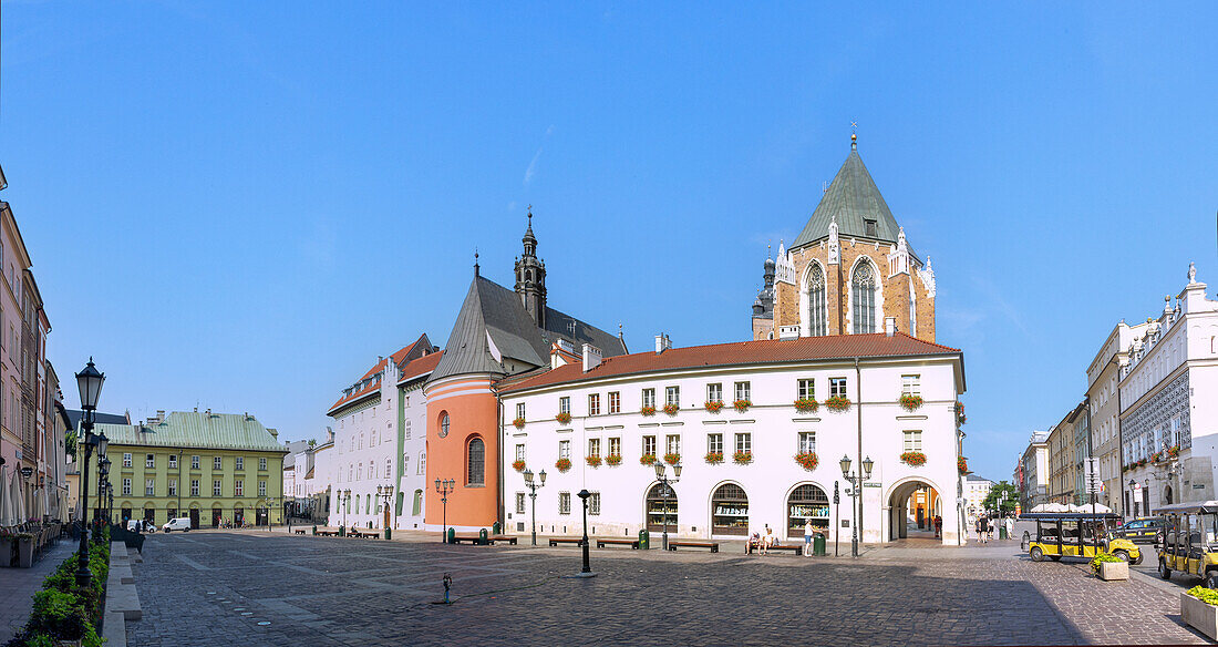 Mały Rynek mit elektrischen Meleks (Melexi) und Marienkirche (Kościół Mariacki) im Morgenlicht in der Altstadt von Kraków in Polen