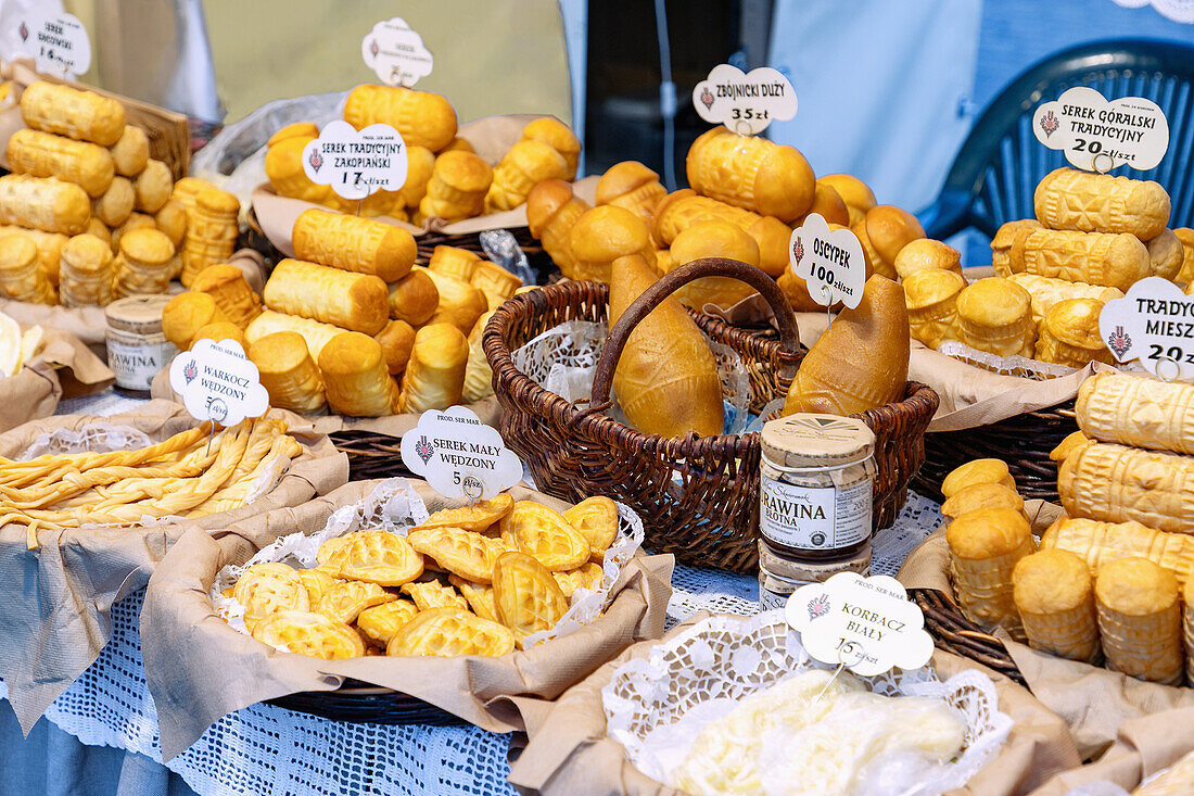 Oscypek, verschiedene Sorten von goralischem Räucherkäse, auf dem Markt in Kraków in Polen