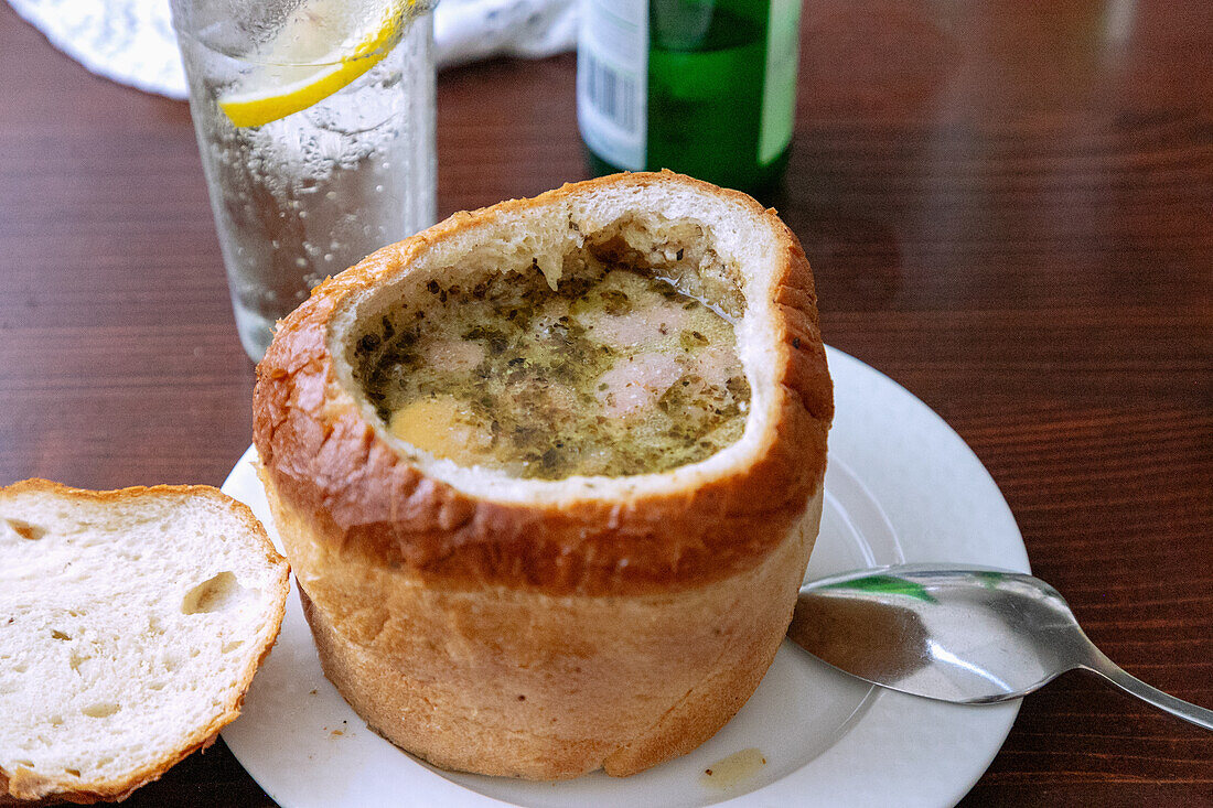 Żurek, polnische Sauermehlsuppe im Brotteig, serviert in Kraków in Polen