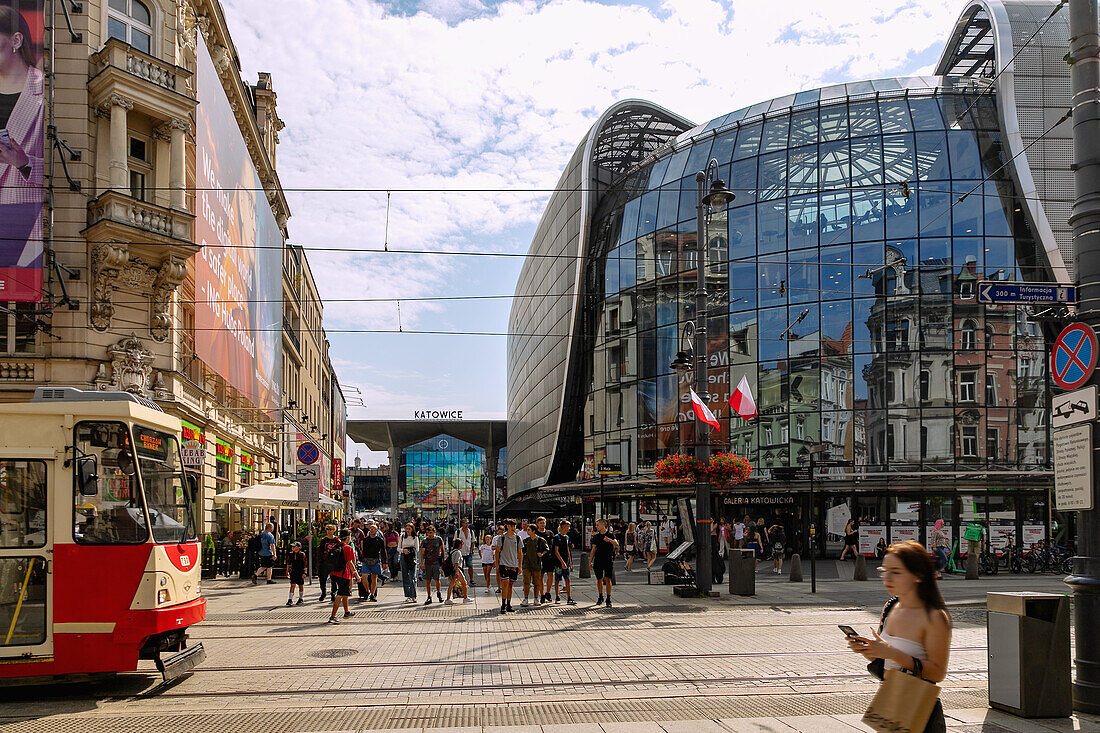 Galeria Katowicka und Straßenbahn an der Ulica 3 Maja in Katowice in Oberschlesien in Polen