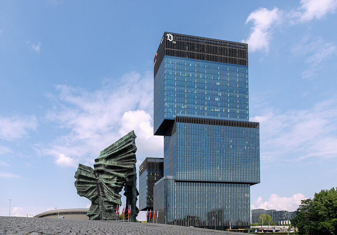 Bürogebäude .KTW, Denkmal der schlesischen Aufständischen (Pomnik Powstańców Śląskich) und Spodek in Katowice in Oberschlesien in Polen
