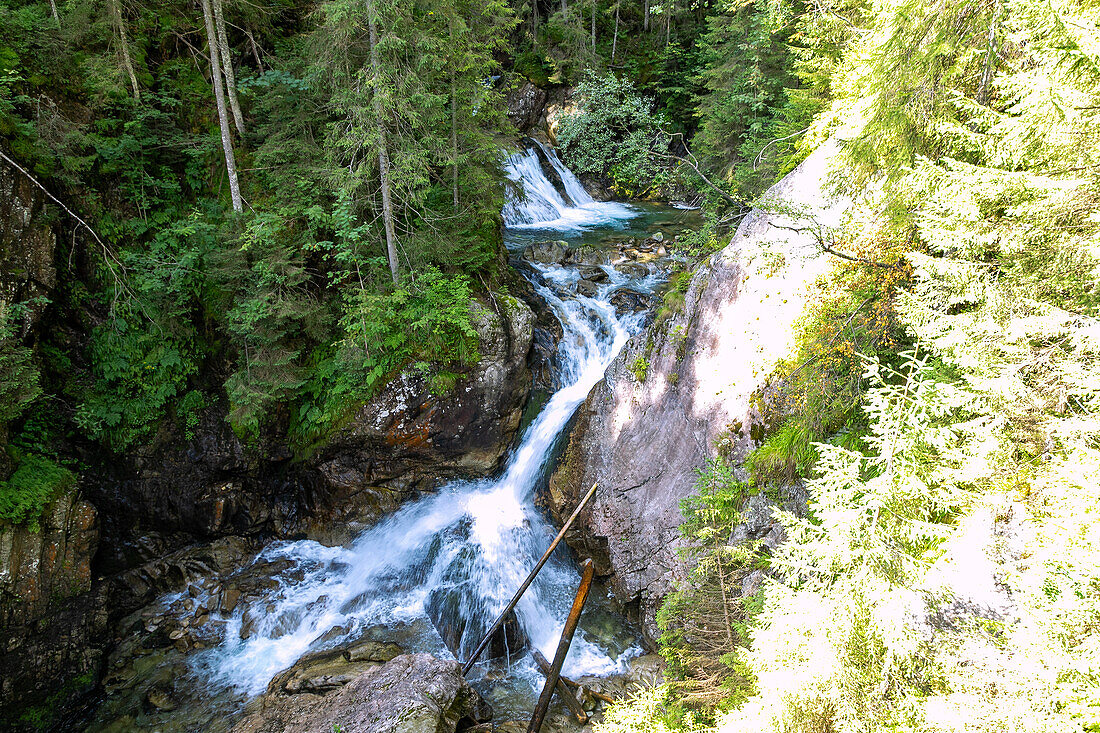 Wasserfall der Roztoka am Wanderweg zum Tal der Fünf Polnischen Teiche (Dolina Pięciu Stawów Polskich) und Morskie Oko im Nationalpark Tatra (Tatrzański Park Narodowy) in Polen 