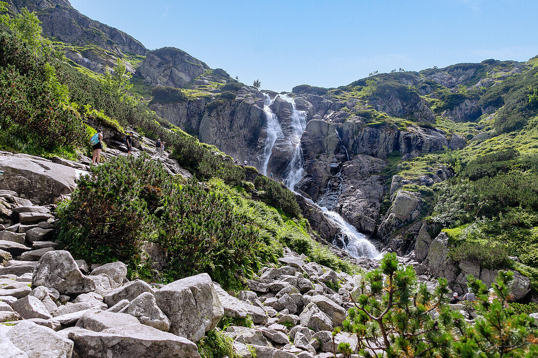 Wasserfall Wielka Siklava am Wanderweg zum Tal der Fünf Polnischen Teiche (Dolina Pięciu Stawów Polskich) und Morskie Oko im Nationalpark Tatra (Tatrzański Park Narodowy) in Polen 