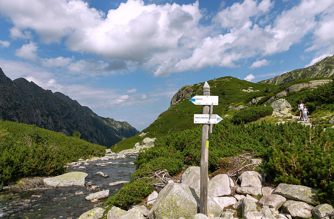 Signpost on the hiking trail to the Valley of the Five Polish Ponds (Dolina Pięciu Stawów Polskich) and Morskie Oko in the Tatra National Park (Tatrzański Park