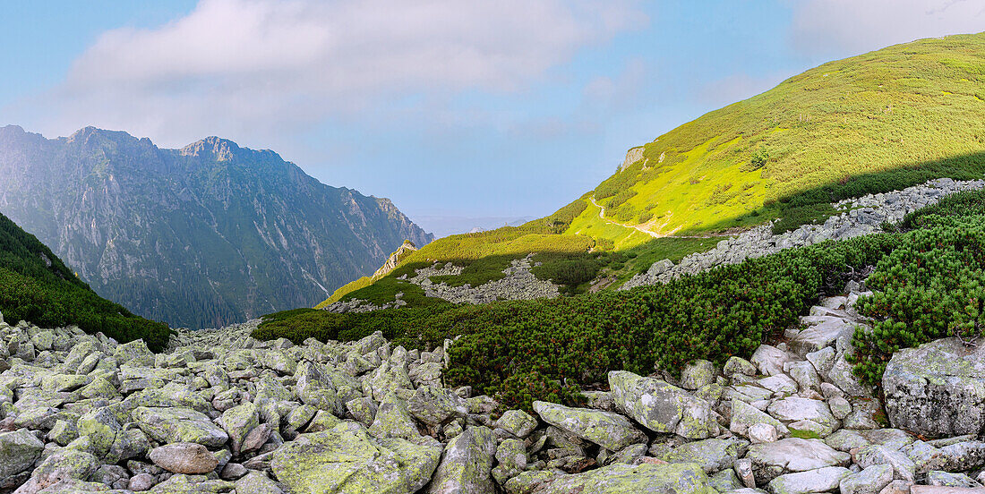Ausblick vom Höhenzug Świstówka Roztocka am Wanderweg vom Tal der Fünf Polnischen Teiche (Dolina Pięciu Stawów Polskich) zum Morskie Oko im Nationalpark Tatra (Tatrzański Park Narodowy) in Polen