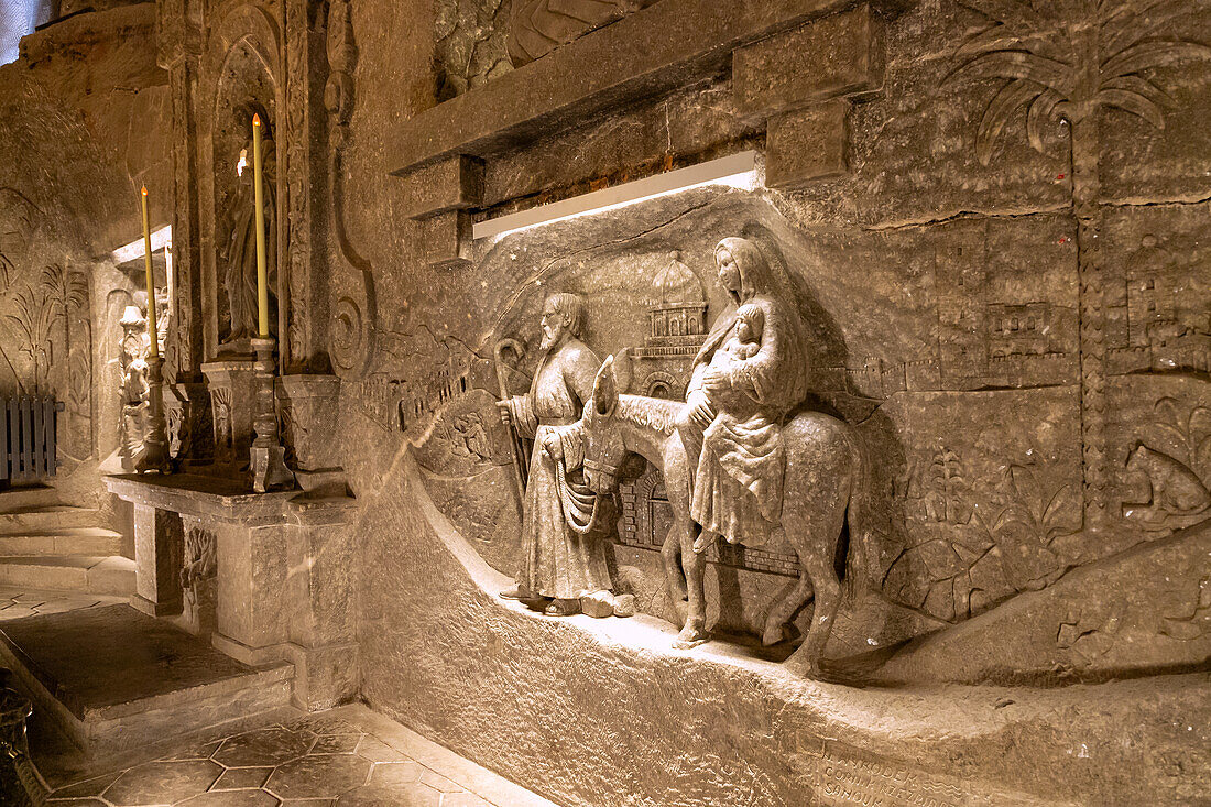 Salzskulpturen der heiligen Familie in der Kapelle der Seligen Kinga (Kaplica św. Kinga) im Salzbergwerk Wieliczka in Wieliczka in Kleinpolen in Polen