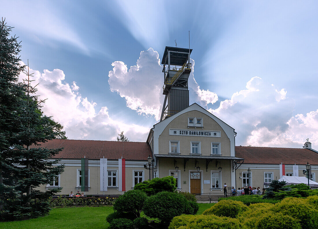 Salzbergwerk Wieliczka (Kopalni Soli Wieliczka) mit Daniłowicz-Schacht (Szyb Daniłowicza) mit dramatischem Himmel in Wieliczka in Kleinpolen in Polen