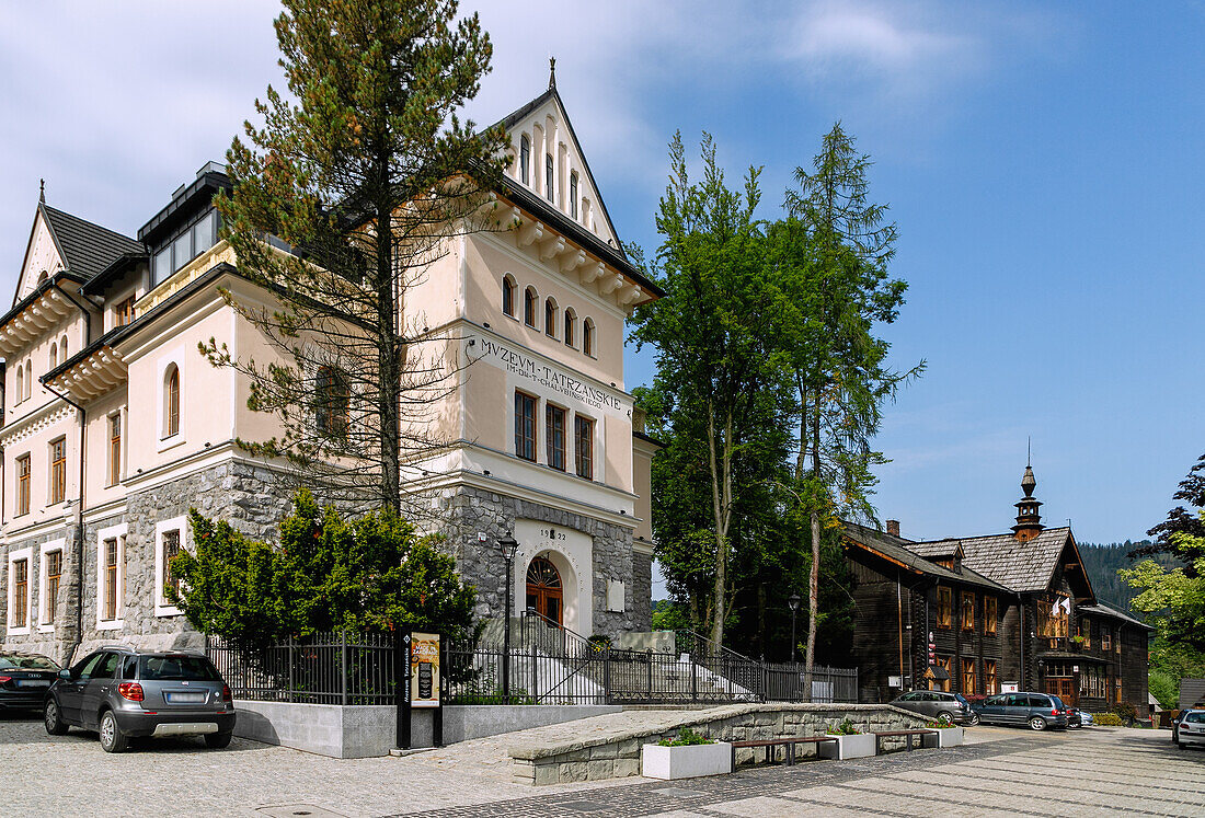 Tatra-Museum (Muzeum Tatrzańskie) und Holzgebäude Technikum Budowlane im Zakopane-Stil in Zakopane in der Hohen Tatra in Polen