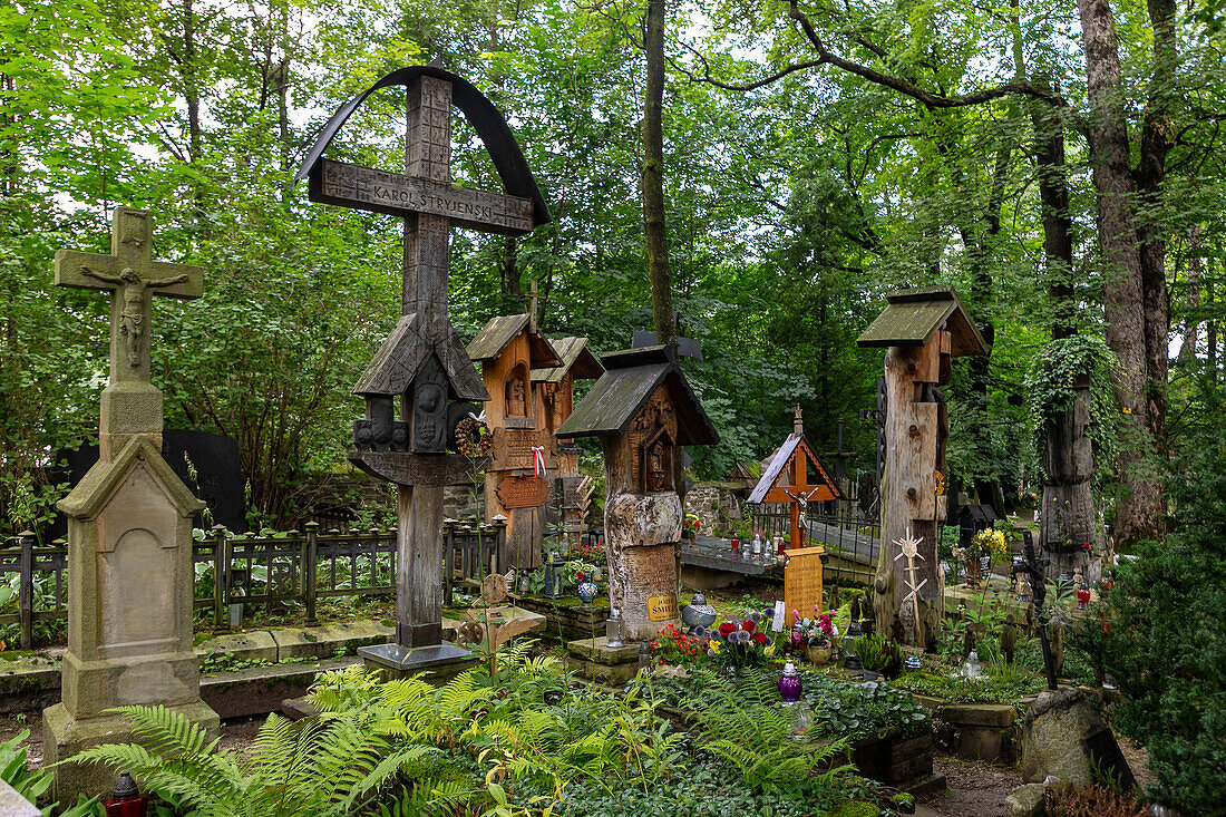 Alter Friedhof (Stary Cmentarz) mit goralischen Grabkreuzen in Zakopane in der Hohen Tatra in Polen