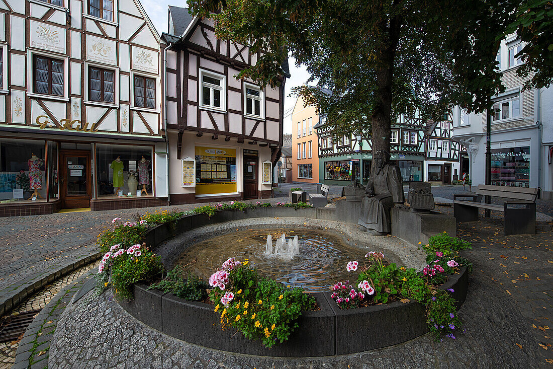 Brunnen mit Skulptur "Marktfrau Agnes" in Andenken an die Landfrauen der Umgebung, die hier einst ihre Erzeugnisse verkauften, Buttermarkt, Linz, Rheinland-Pfalz, Deutschland