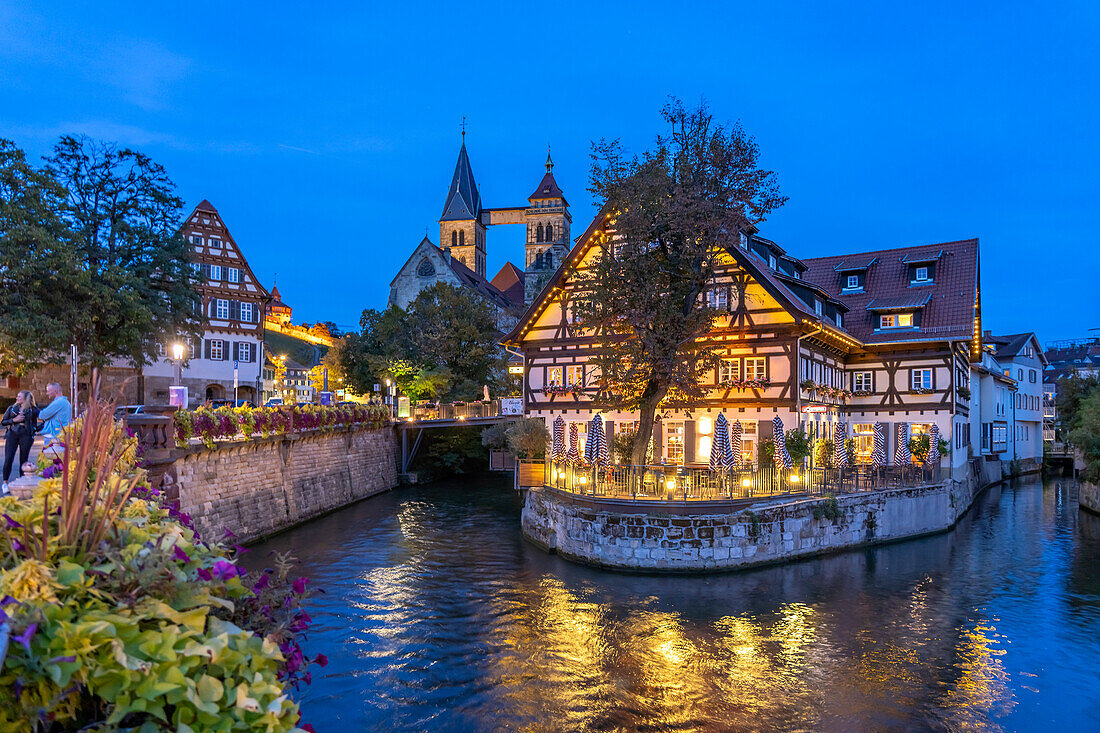 View from the Agnes Bridge to the Roßneckar Canal, half-timbered house with restaurants and the parish church of St. Dionys at dusk, Esslingen am Neckar, Baden-Württemberg, Germany