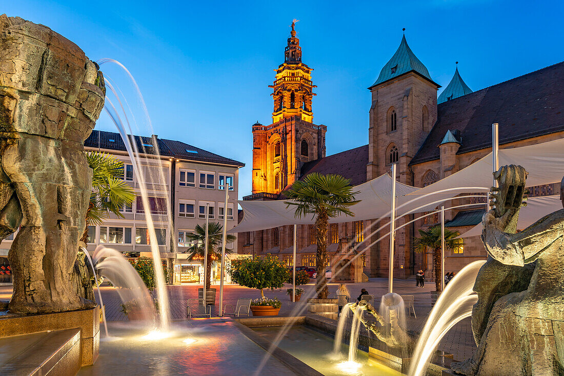 Die Kilianskirche und der Komödiantenbrunnen in der Abenddämmerung, Heilbronn, Baden-Württemberg, Deutschland    