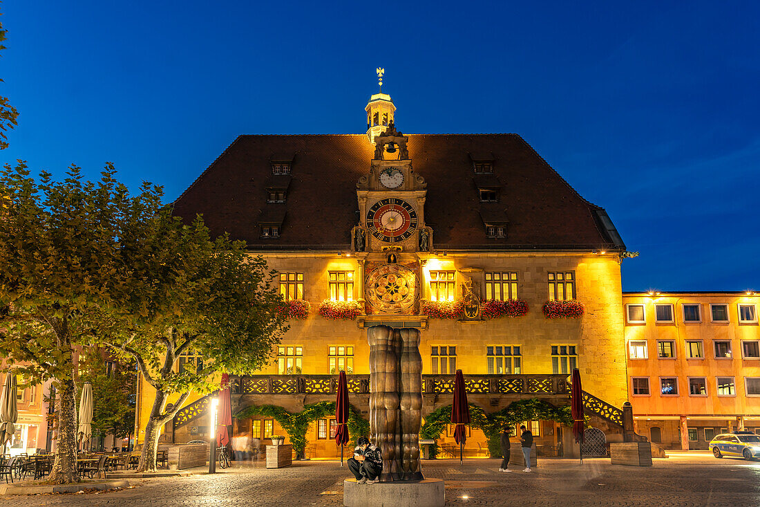 Das Rathaus in Heilbronn in der Abenddämmerung, Baden-Württemberg, Deutschland 