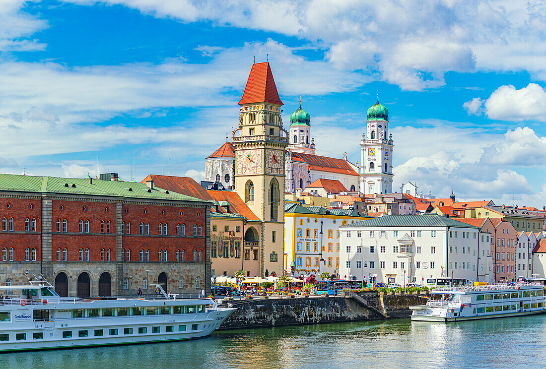Rathausplatz und Ausflugsschiffe in Passau, Bayern, Deutschland