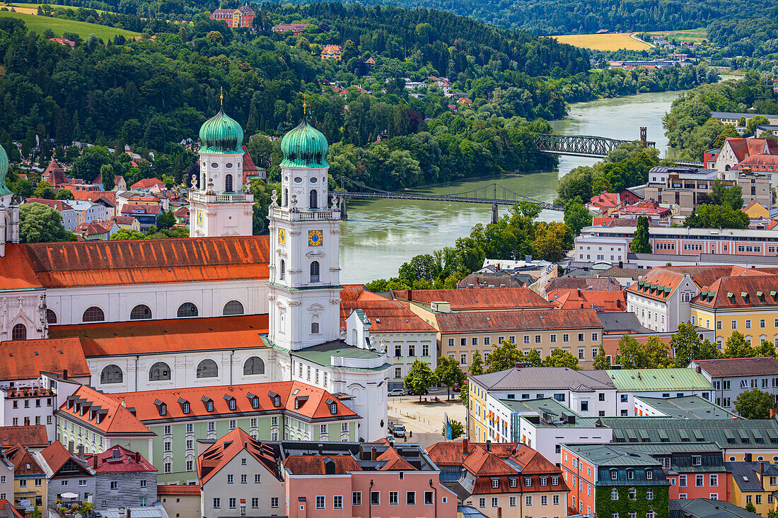 Blick auf Dom St. Stephan und Inn von oben in Passau, Bayern, Deutschland