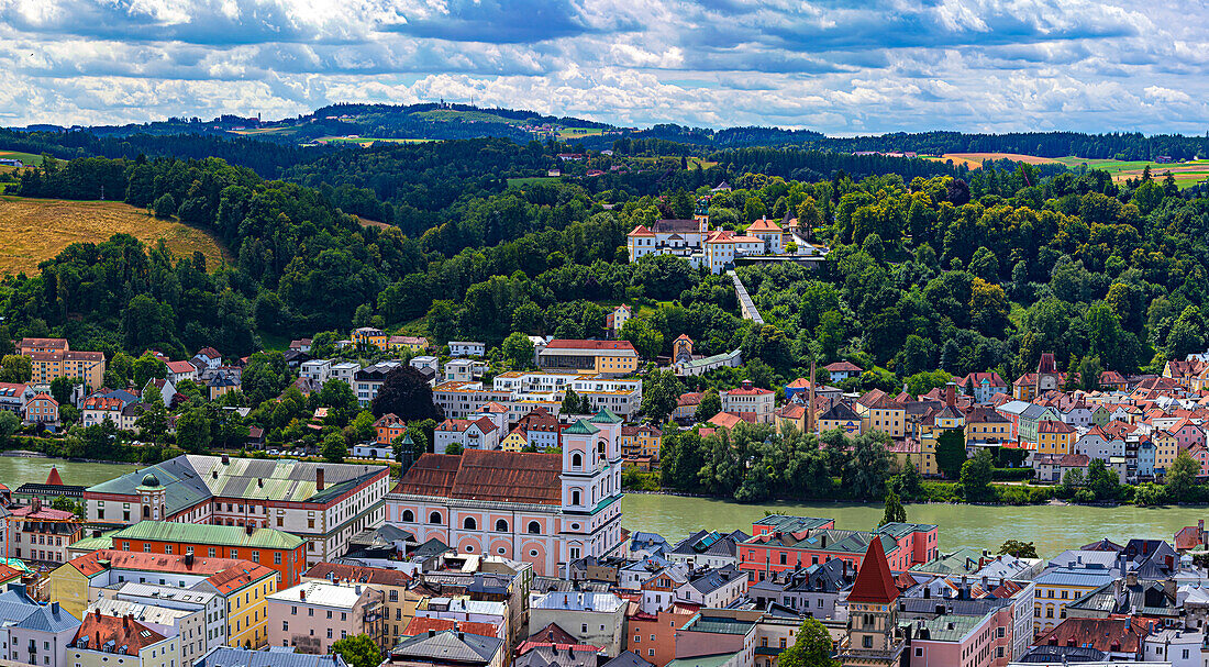 Blick auf Wallfahrtskirche Mariahilf und Inn von oben in Passau, Bayern, Deutschland