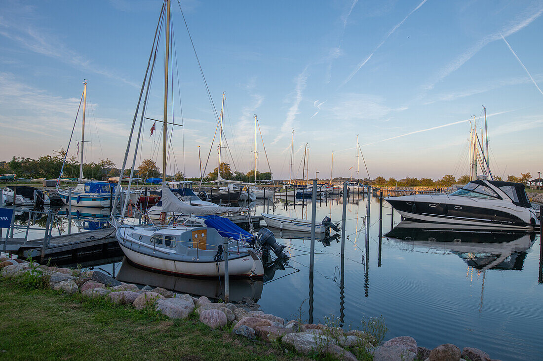 Ottrup-Marina ist ein beliebter Yachthafen auf Fünen, Dänemark