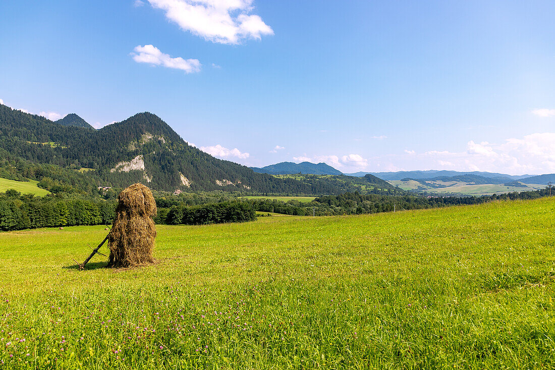 Landscape in the Dunajec Valley at the entrance to the Pieniny National Park (Pieninský Park Narodowy) with a view of the Three Kornies (Trzy Korony) near Niedzica in southern Poland in the Malopolskie Voivodeship in Poland