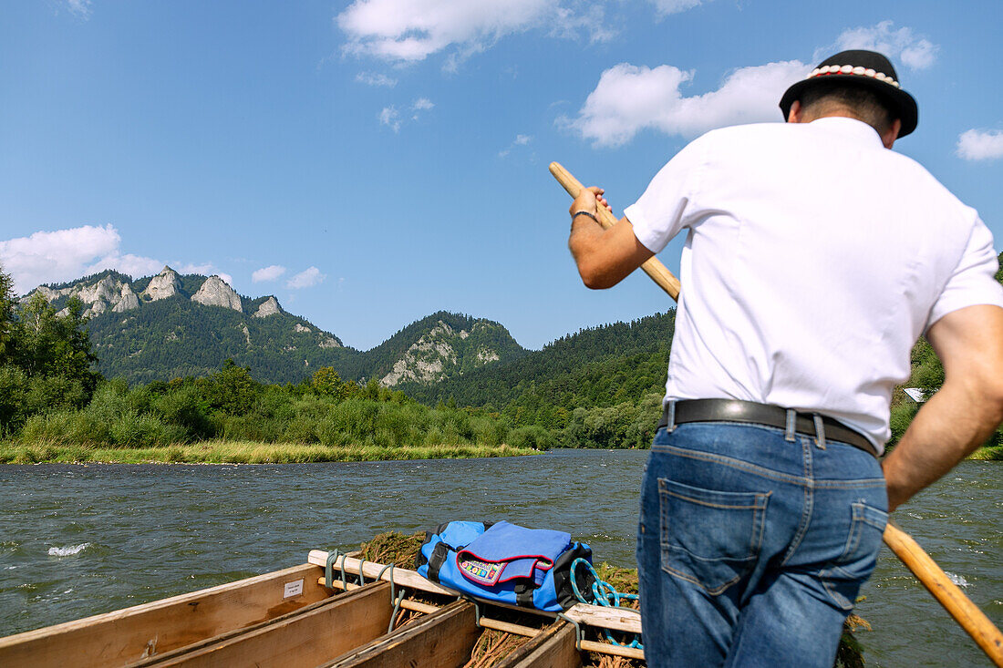 Floßfahrt im Dunajec-Canyon im Pieniny-Nationalpark (Pieninský Park Narodowy) mit Blick auf die Drei Kronen (Trzy Korony) in Südpolen in der Wojewoschaft Malopolskie in Polen