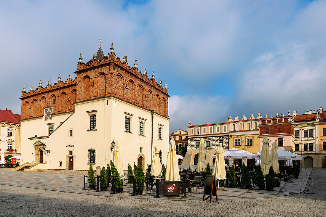 Rynek mit Rathaus (Ratusz) und Straßenrestaurants in Tarnów in der Wojewoschaft Malopolskie in Polen
