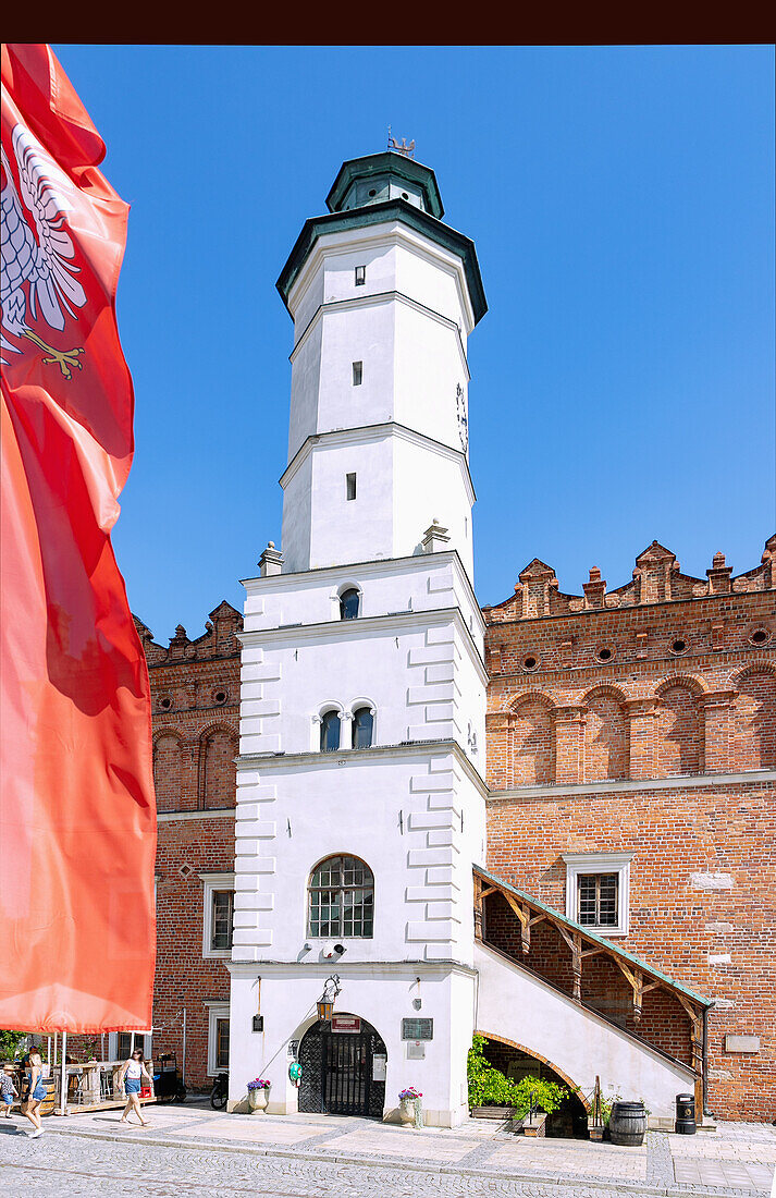 Rynek mit Rathaus (Ratusz) und historischer Sandomierz Flagge in Sandomierz in der Woiwodschaft Podkarpackie in Polen