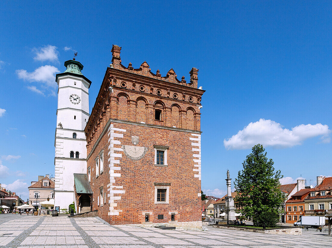 Rynek mit Rathaus (Ratusz) und Ankerskulptur in Sandomierz in der Woiwodschaft Podkarpackie in Polen