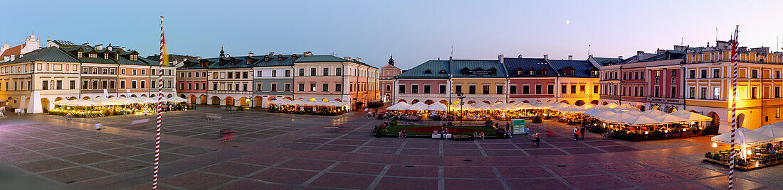 Rynek Wielki mit Straßencafés und Restaurants im Abendlicht in Zamość in der Wojewodschaft Lubelskie in Polen