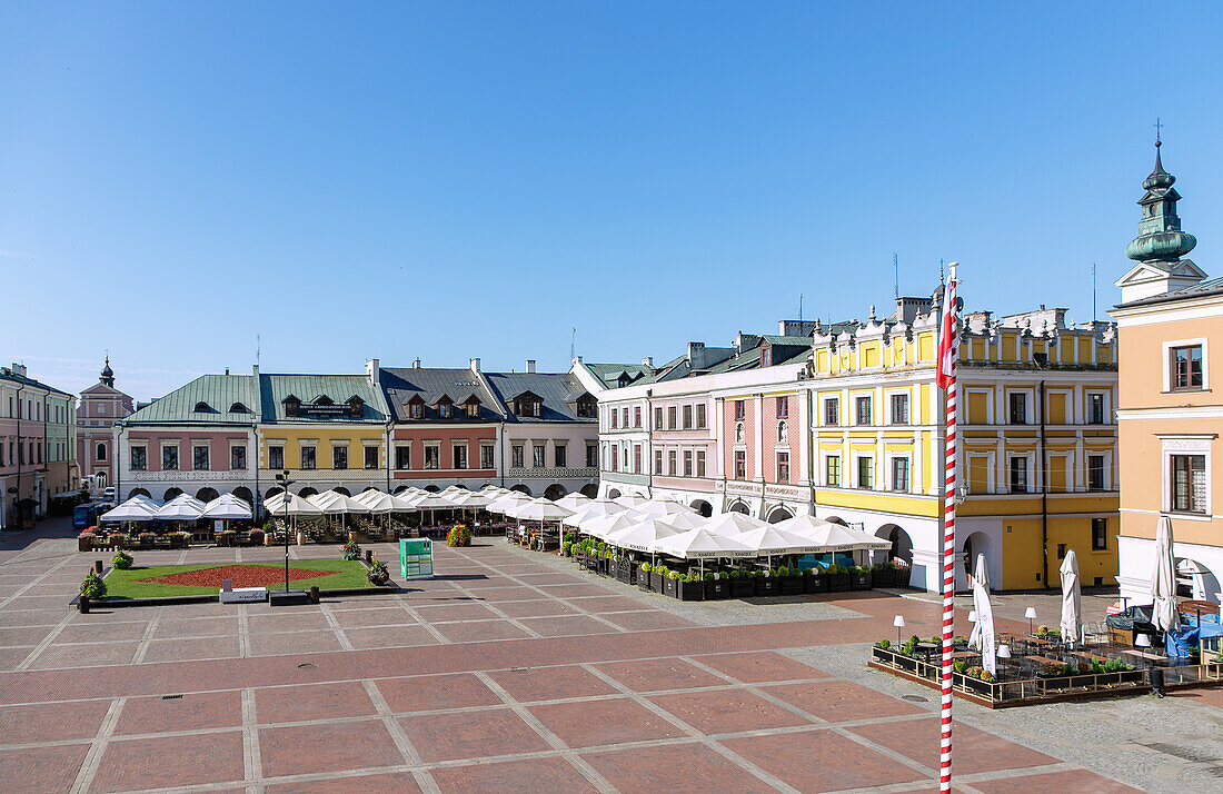 Rynek Wielki mit Straßencafés und Restaurants in Zamość in der Wojewodschaft Lubelskie in Polen