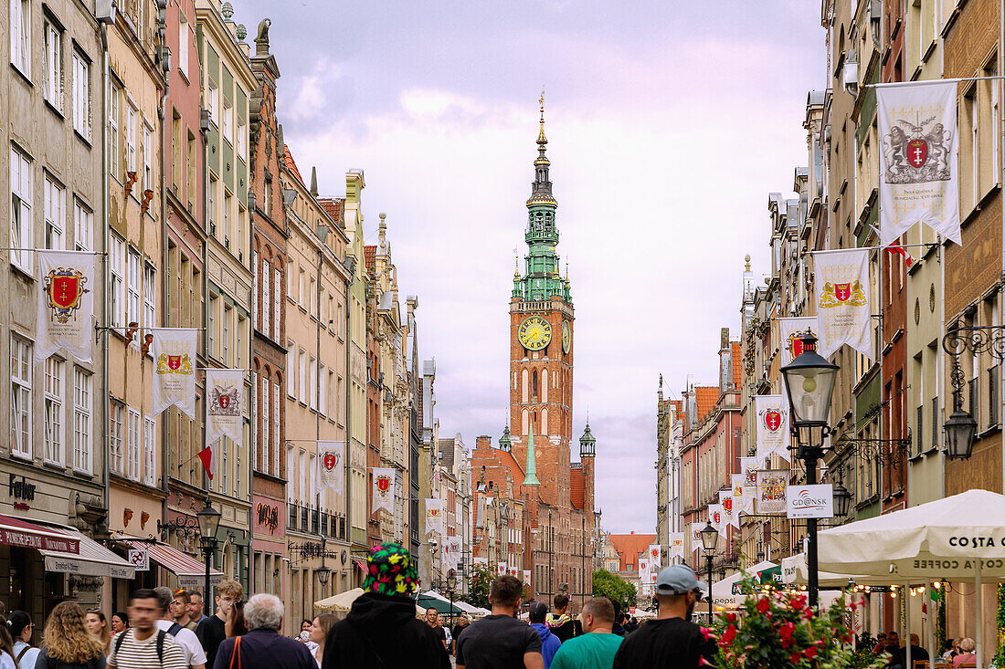 Langgasse (Długa) und Rechtstädtisches Rathaus (Ratusz Głównego Miasta) in der Rechtstadt (Główne Miasto) in Danzig (Gdańsk) in der Wojewodschaft Pomorskie in Polen