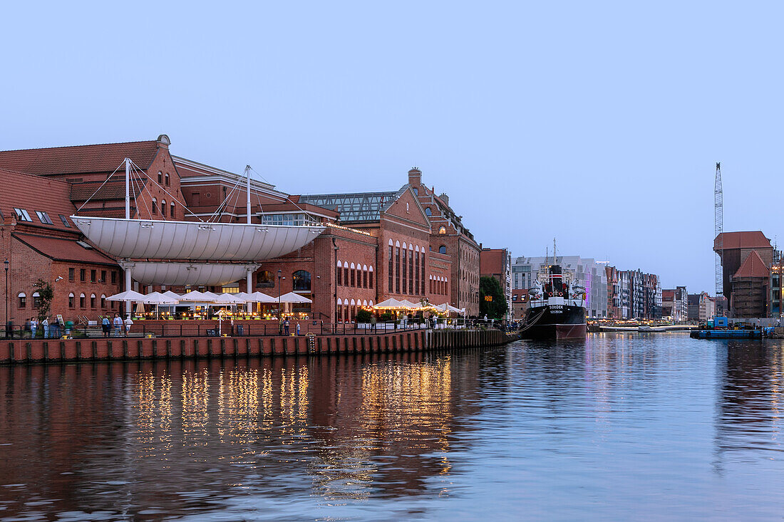 Insel Bleihof (Ołowianka), Mottlau (Motlawa), Polnische Baltische Philharmonie, Museumsschiff Soldek (Sołdek) und Blick auf das Krantor (Brama Żuraw) in Danzig (Gdańsk) in der Wojewodschaft Pomorskie in Polen