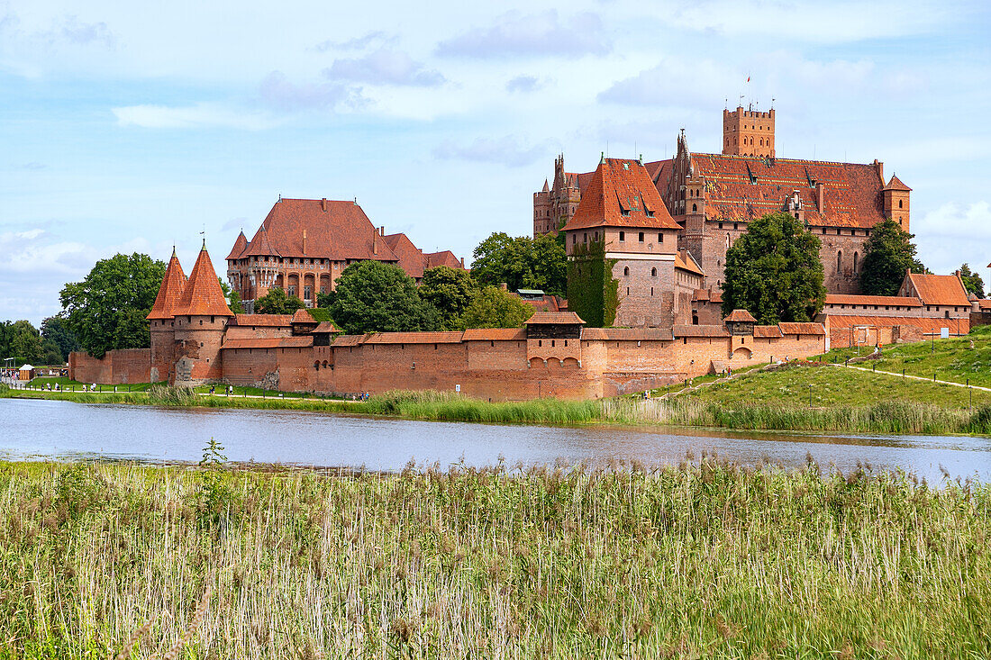 Marienburg (Zamek w Malborku) am Ufer der Nogat in Malbork in der Wojewodschaft Pomorskie in Polen