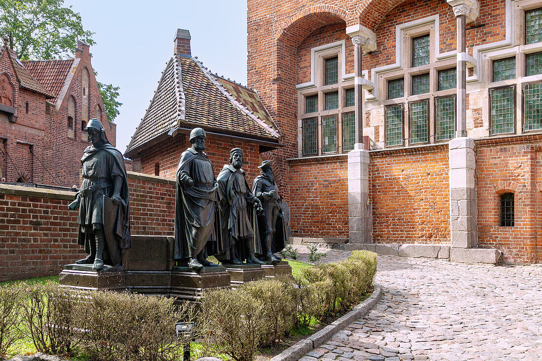 Statuen der Deutschordens Hochmeister in der Marienburg (Zamek w Malborku) mit monumentaler Marienfigur in Malbork  in der Wojewodschaft Pomorskie in Polen