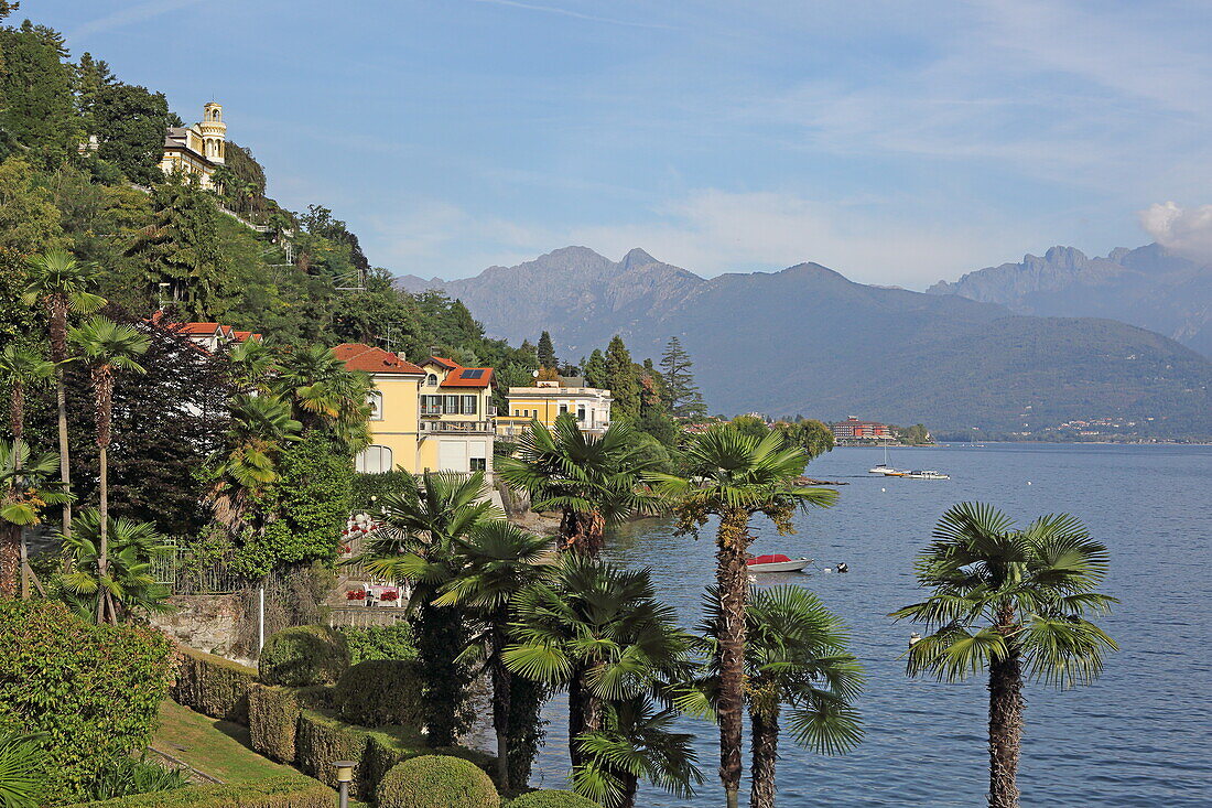 Blick auf Baveno, einem kleinen Ort an der Westküste des Lago Maggiore, Piemont, Italien