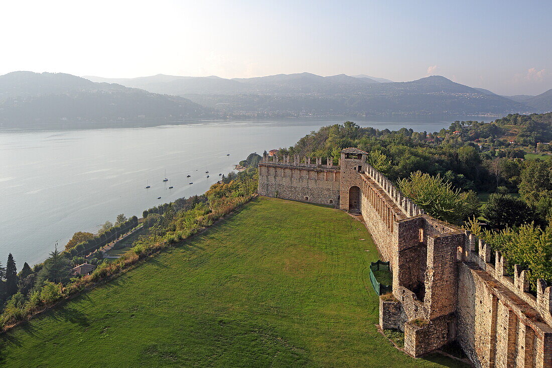 Garten und Festungsmauer der Burg Rocca di Angera der Familie Visconti, Angera, Lago Maggiore, Lombardei, Italien