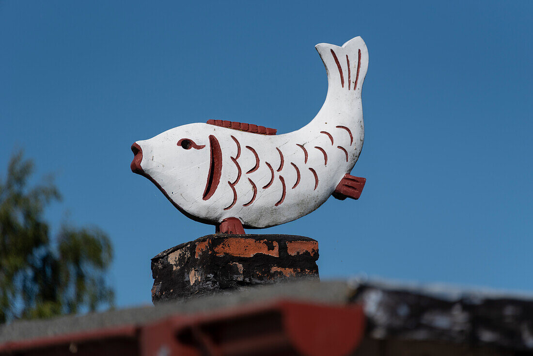 Fisch aus Holz, steht auf einer Fischräucherei, Vitte, Insel Hiddensee, Mecklenburg-Vorpommern, Deutschland