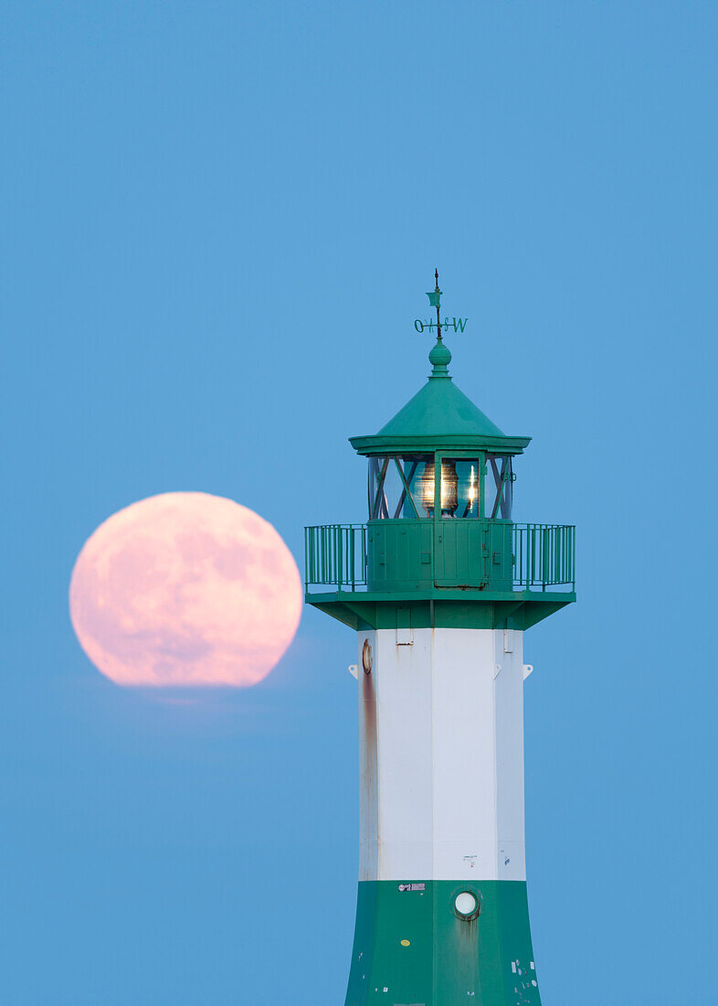 Leuchtturm Sassnitz, dahinter Vollmond, Insel Rügen, Sassnitz, Mecklenburg-Vorpommern, Deutschland