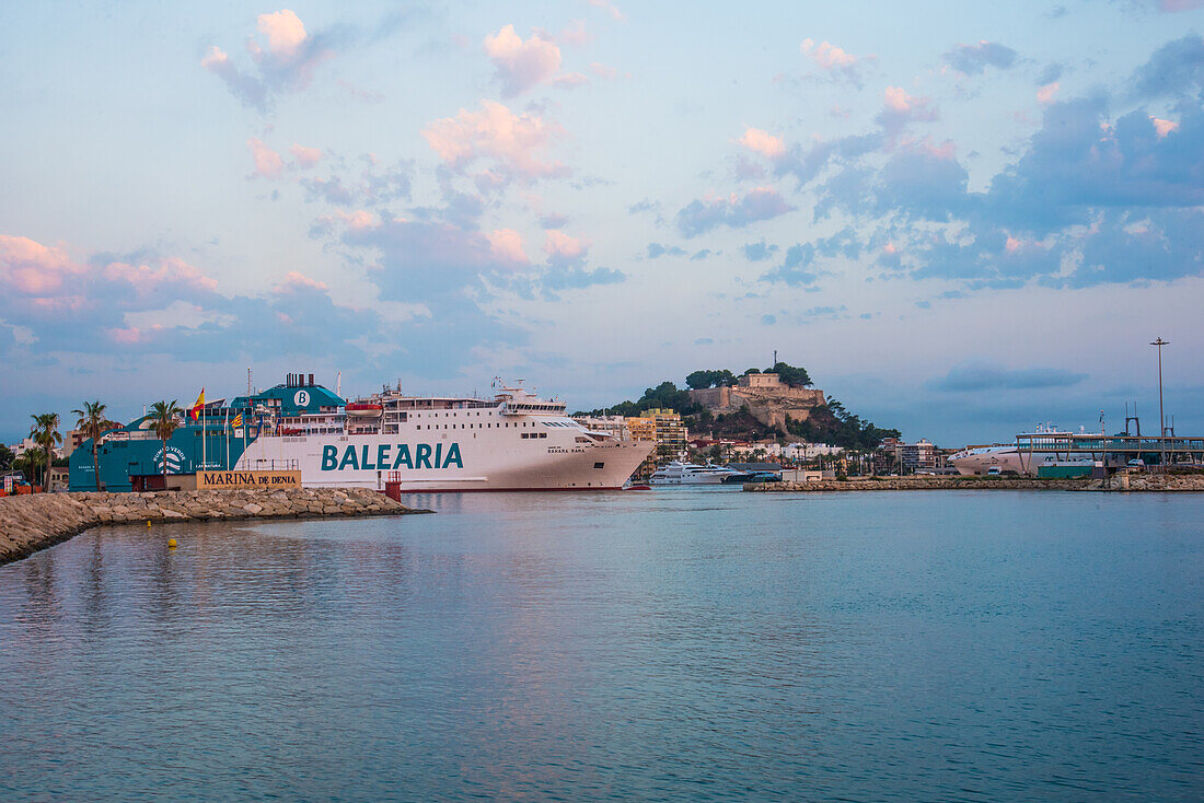 Fähre von Hafen Denia nach Ibiza, bei Ausfahrt Frühmorgens, Costa Blanca, Spanien