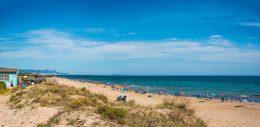 Dünenstrand von Oliva Nova, bei Denia, einer der schönsten Badestrände der Costa Blanca, Spanien