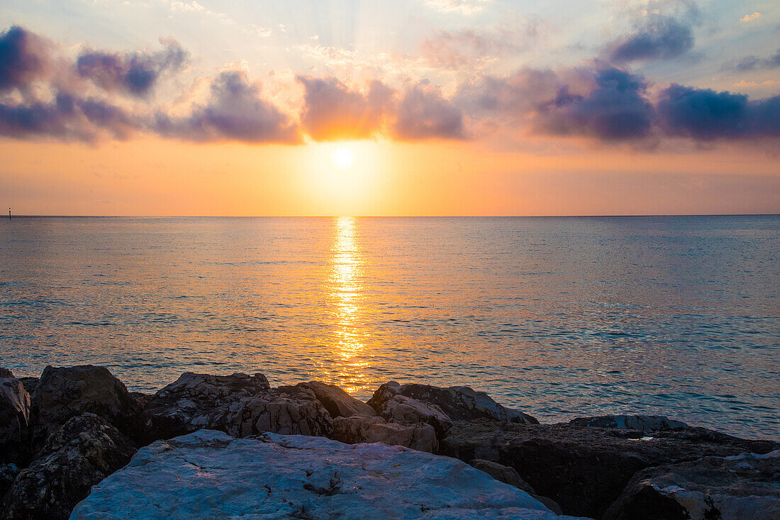 Sonnenaufgang, am Mittelmeer im Hochsommer, an der Costa Blanca, Spanien
