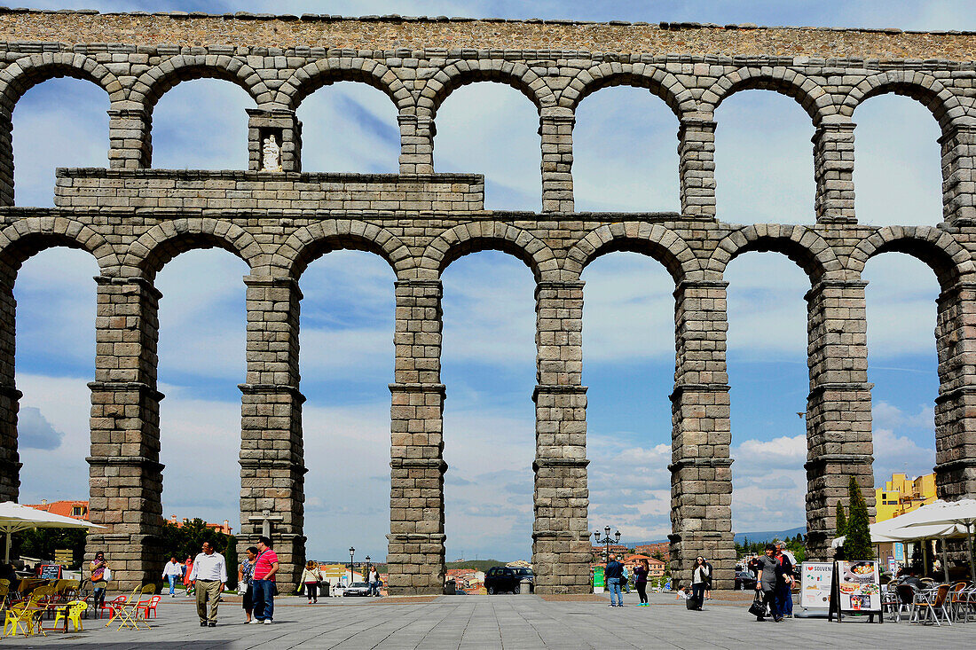 Segovia, Roman aqueduct, around 2000 years old, without mortar, the stones layered around, 2 kilometers long, Castile, Spain
