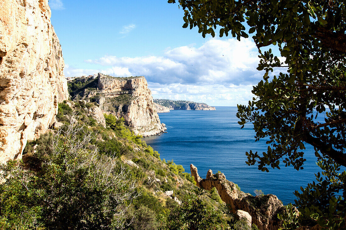 Steilküste am Schmugglerweg circa 60 Meter über dem Meer, an der Costa Blanca, bei Moraira, mit Cabo de La Nao, der Ostspitze von Spanien