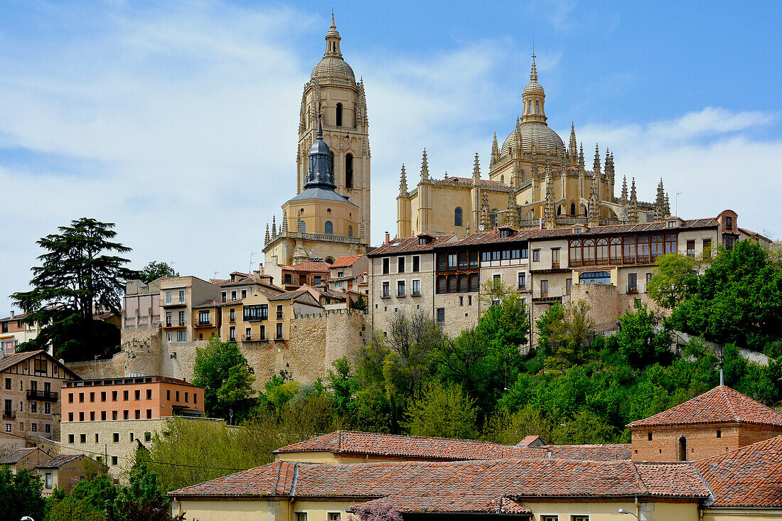 Segovia, Spanien, Blick aus der Stadt auf die berühmte Basilika