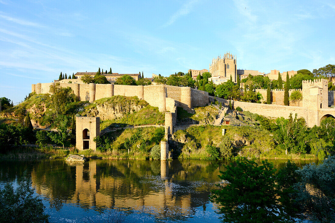 Toledo, Spanien, historische West Seite, 12.-19. Jahrhundert,  am Fluss Tajo, abends