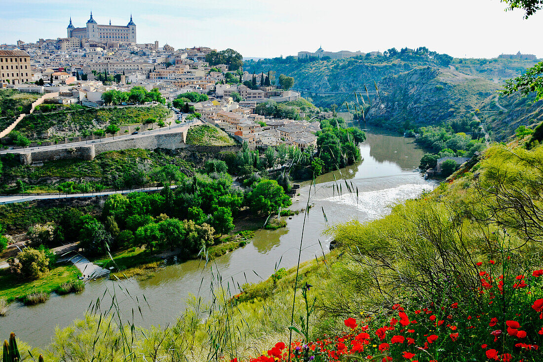Toledo, Spanien, Festung Alcazar, mit Fluss Tajo, und Teil der historischen Altstadt
