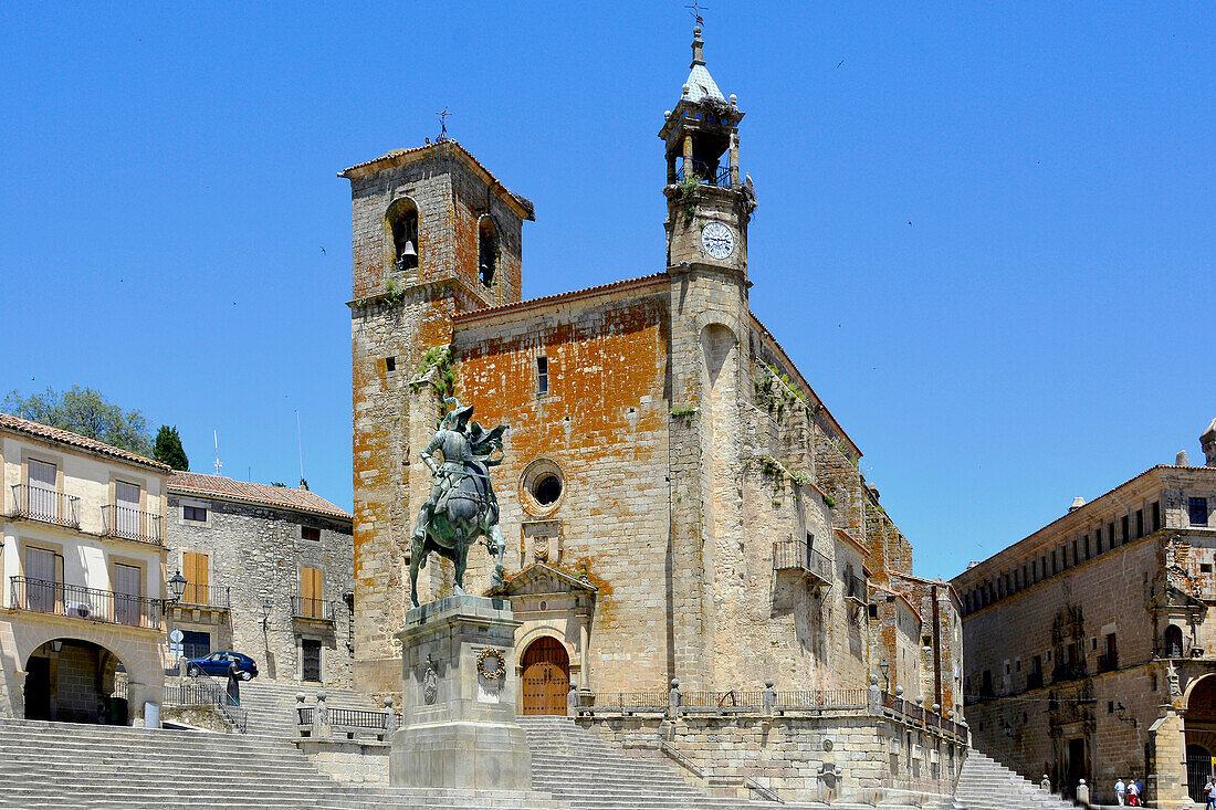 Trujillo, Extremadura, Spanien, Kirche und Standbild von Eroberer Juan Pizzarro, seine Geburtsstadt