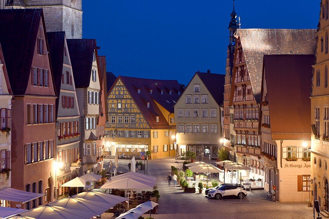 Weinmarkt am Münster St.Georg, Altstadt von Dinkelsbühl, Mittel-Franken, Bayern, Deutschland