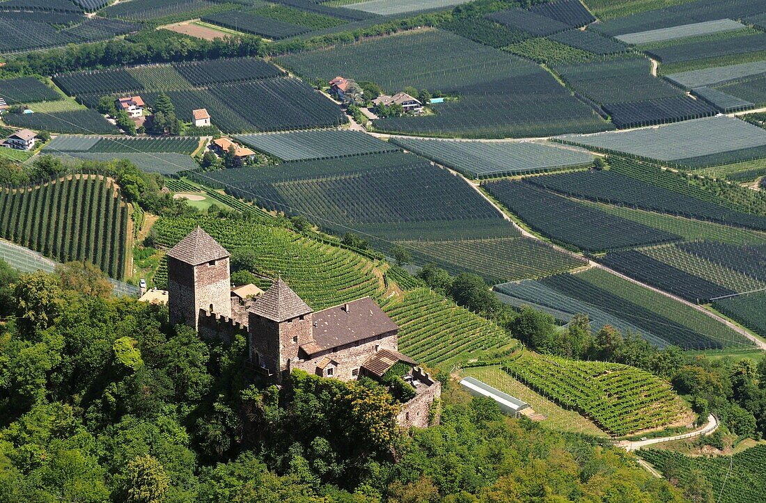 Blick über das Schloss Leonburg über Lana bei Meran, Südtirol, Italien